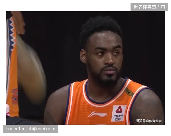 李在城不懈的跑动覆盖是韩国队中场运转的保障，串联攻防两端作用关键